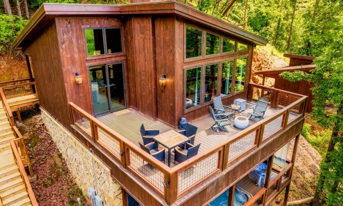 Sevierville Cabina | King beds, quiet neighborhood. Hot tub, games & fire pit! 5 mi to Dollywd.
