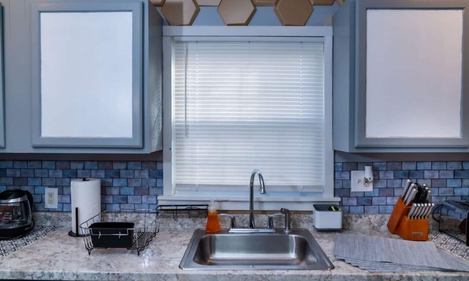 Kenmore Casa | King Beds w/Pet Friendly Fully Fenced Yard