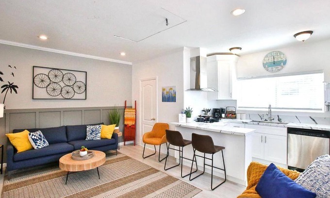 El Camino Village Apartamento | King Garden Suite - 10 mins to Beach and LAX