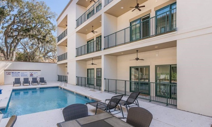 King City Condominio | King one-bedroom condo w/ pool in the SSI Village area Unit 2205