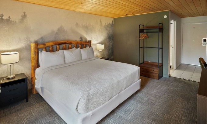 Townsend Hotel | King + Patio Mountain Retreat