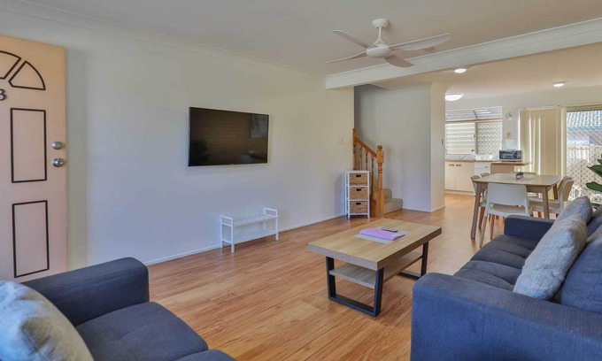 Bundaberg South Casa | ¡Excelente casa adosada de 3 habitaciones con aire acondicionado!