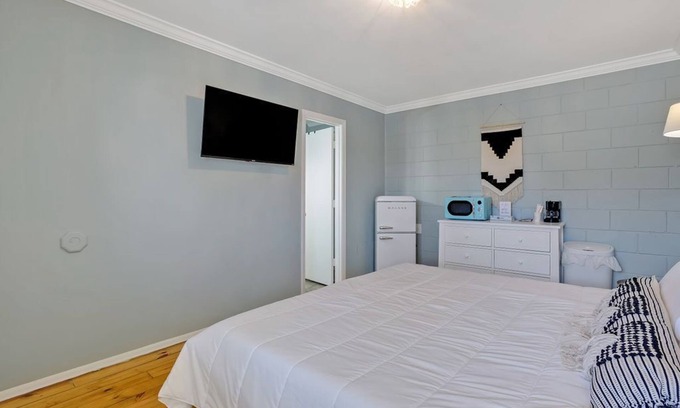 Carolina Beach Hotel | King Room Hotel- 2 Pools, Near Beach/Boardwalk, No Pets Allowed