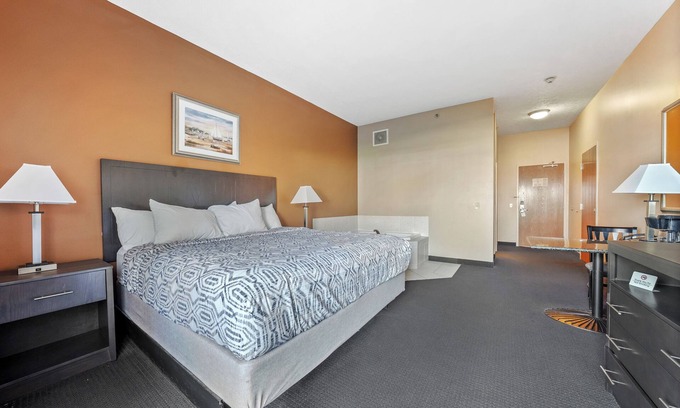 Put-in-Bay Hotel | King Room with Jetted Tub & Lakeview