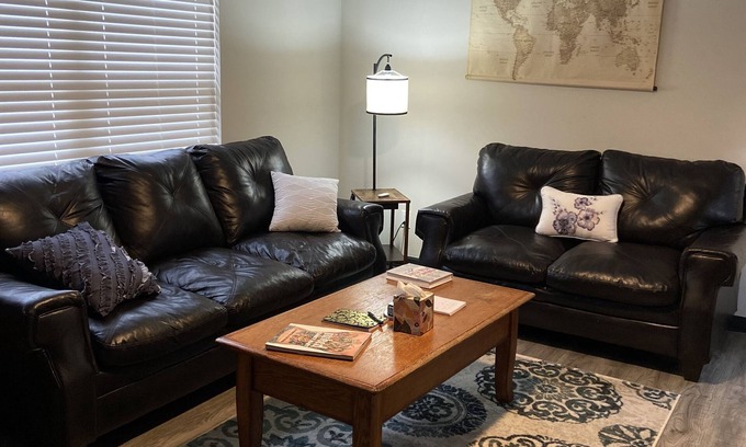 Ottawa Casa | King size bed! Pet friendly 3bd 1 bath house with garage 0.7 mi to downtown.