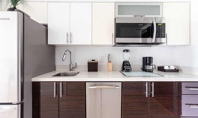 Bal Harbour Apartamento | King Size Studio with Kitchenette, Steps Away from Bal Harbour Beach