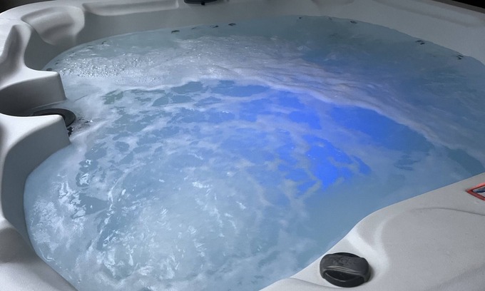 Black Mountain Apartamento | King sized Guest Suite with Private Hot Tub, In Town location.