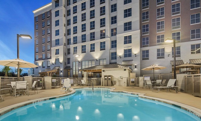 Florence Apartamento | Audiencia Suite Accesible | Piscina al aire libre, centro de negocios las 24 horas, desayuno gratuito