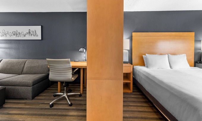 Gateway Apartamento | King Studio & Pullout - Domain Area with a pool!