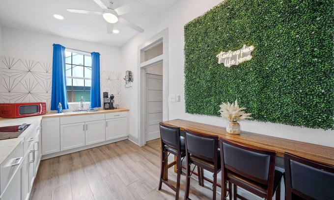 Alta Vista Apartamento | King Suite 30+ Day Stay l Near Downtown & Airport