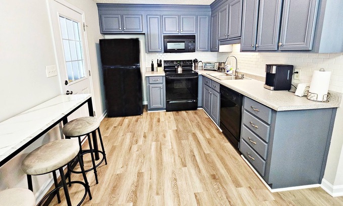 Houston County Casa | King Suite, BBQ Grill, Near RAFB, 4 TVS, Dedicated Workspace with WiFi, AC