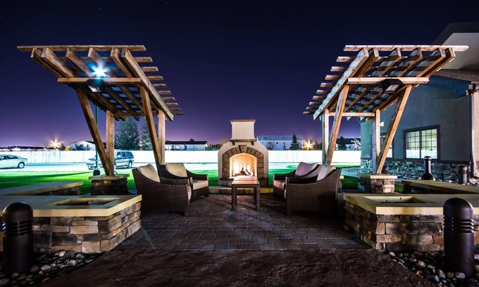 Grand Forks Condominio | King Suite cerca de la Universidad de Dakota del Norte. Desayuno gratis. Piscina cubierta y bañera de hidromasaje.