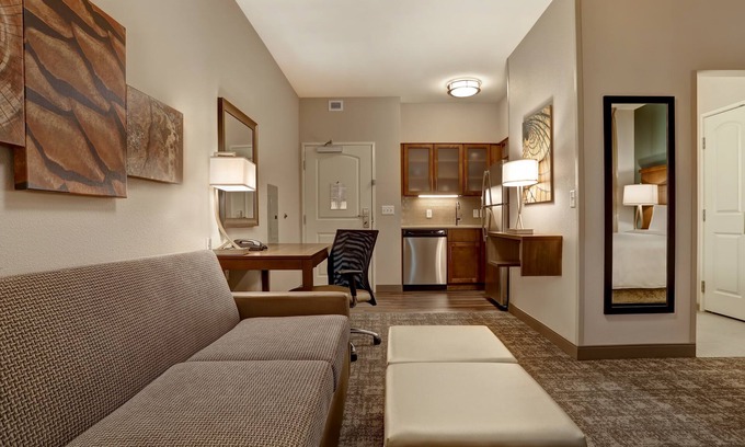Overland Park Apartamento | Suite King. Desayuno gratis. Piscina. Barbacoa compartida. Gimnasio. ¡Cerca del centro de convenciones de Overland Park!