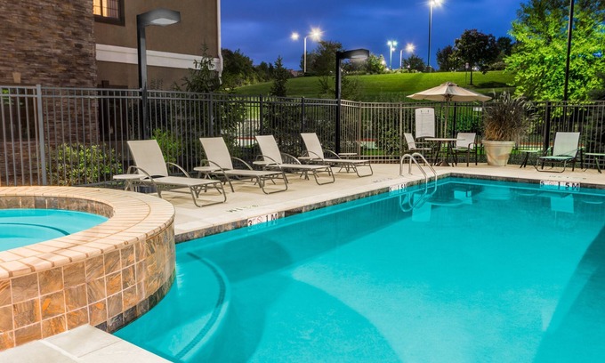 Independence Condominio | Suite King. Desayuno gratis. Piscina al aire libre y bañera de hidromasaje. ¡Cerca del Centro Médico Centerpoint!