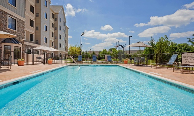 Concordville Condominio | King Suite. Free Breakfast. Seasonal Outdoor Pool. Gym. Great for Business Travelers!