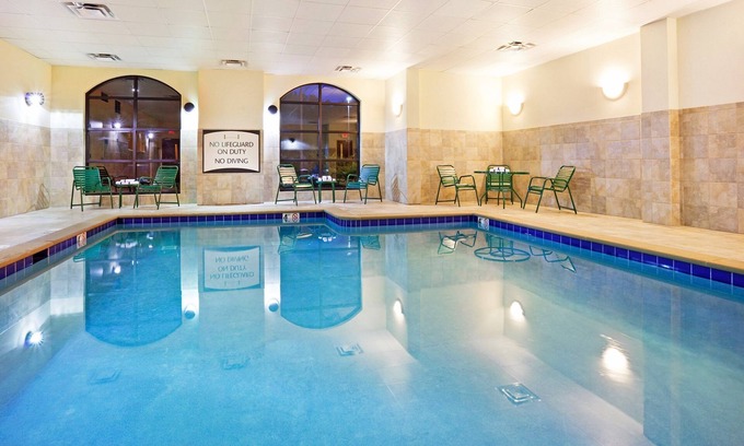 Oak Ridge Condominio | King Suite. Free Breakfast. Pool & Gym. Close to the University of Tennessee Arboretum!