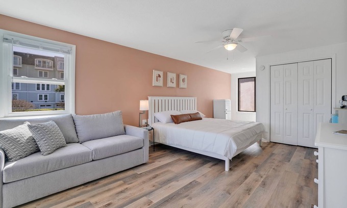 Carolina Beach Hotel | King Suite Hotel- 2 Pools, Near Beach/Boardwalk, No Pets Allowed
