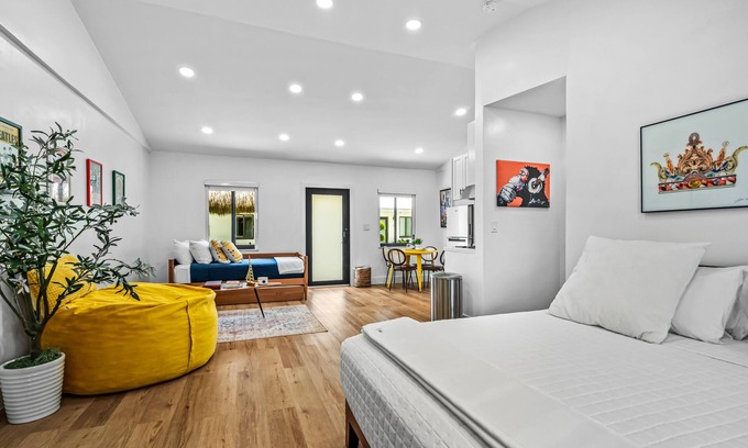Flagler Village Apartamento | King Suite in a Tropical Retreat Freedom House Fort Lauderdale FL Suite 5