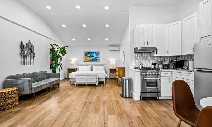 Flagler Village Apartamento | King Suite in a Tropical Retreat Freedom House Fort Lauderdale Suite 4