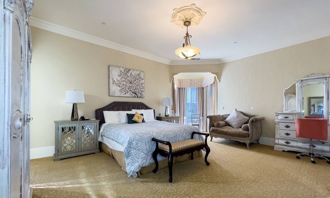 Salinas Casa | KING SUITE in Mansion Near Beach Monterey Carmel