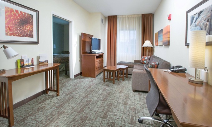 National Hills Condominio | King Suite Near Bush Field Airport | Free Daily Breakfast + Fitness Center