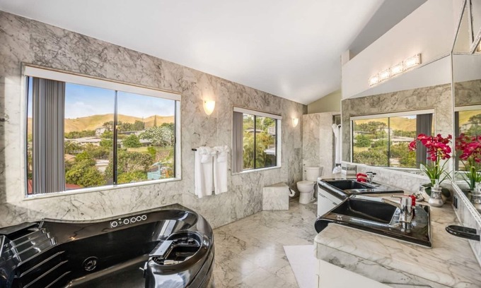 Kaneohe Villa | King Suite Oasis: Unwind with Jacuzzi & Bay Views (Unit B)