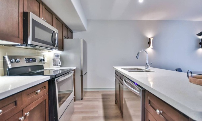 Oro-Medonte Condominio | King Suite – Sauna, Kitchen & heated Pool