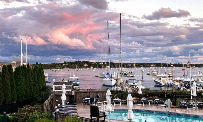 Edgartown Complejo | King suite, Top floor with Large private balcony beautiful views of harbor