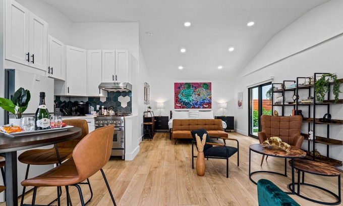 Flagler Village Apartamento | King Suite w/ a private Hot-tub in a Tropical Retreat Freedom House Suite 7