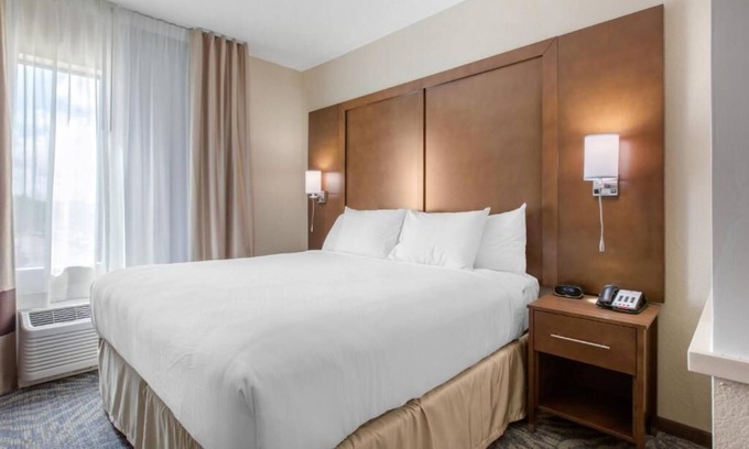 Franklin Park Apartamento | King Suite with Roll-in-Shower - Accessible/Non-Smoking