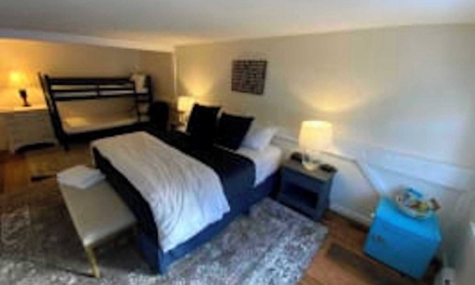 West Dover Complejo | King with Bunk Bed- 2nd floor in Historic Inn