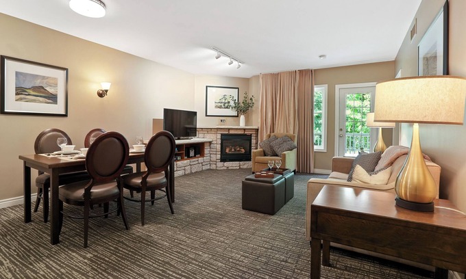 Oro-Medonte Condominio | KingBed+Kitchen+JacuzziTub+Pool+HotTub+Sauna