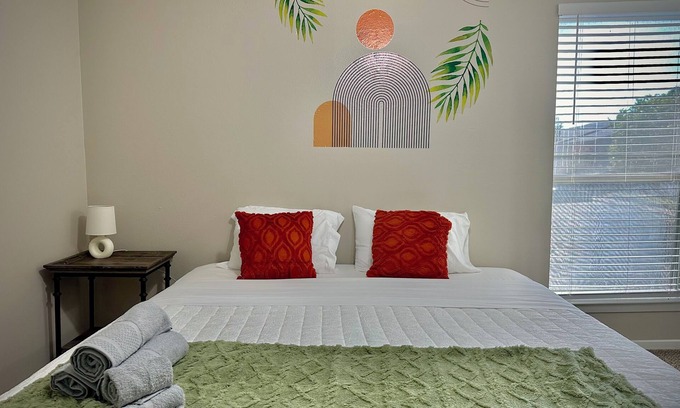 Sherman Apartamento | KINGbed,pool,great location, perfect for workers