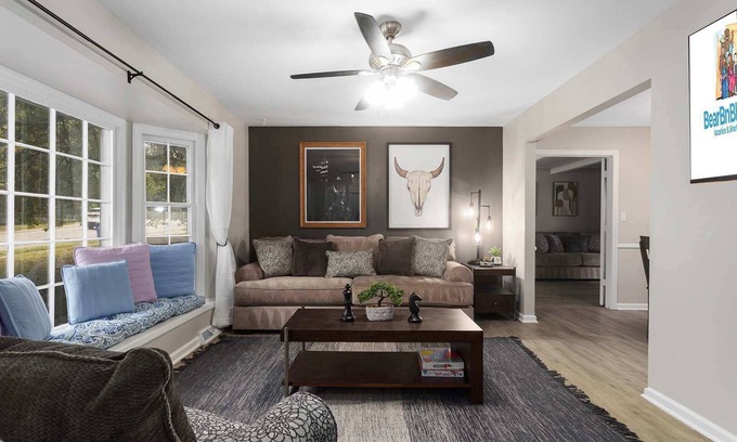 Overland Park Casa | KingBeds|WiFi|Great for Families|Sleeps 10