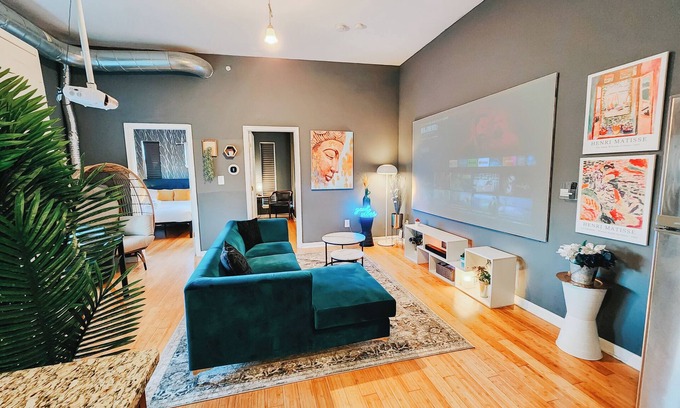 Center City Apartamento | KingDreams / King Beds / Sleep 12 / 120" Projector