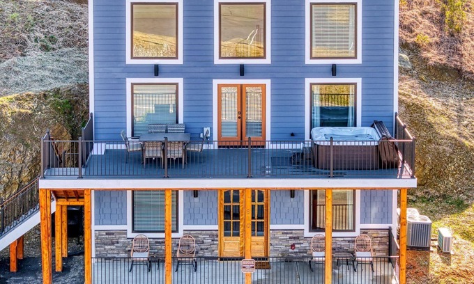 Sevierville Chalet De Esquí | Kingfish Kreek Cabin, a spacious 3bd 2bth retreat w/ stunning mountain views!