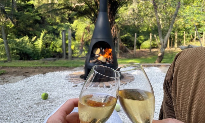 Katikati Cabaña | Kingfisher cottage @ Villa Vie country estate. Outdoor bath, fire pit, river