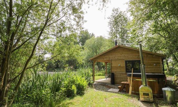 Frankton Cabaña | KINGFISHER, romantic, with hot tub in Dunchurch
