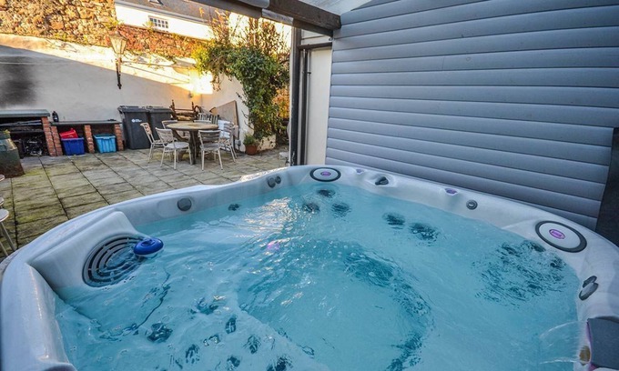 Beaumaris Cabaña | Kings House - a town house that sleeps 12 guests in 6 bedrooms