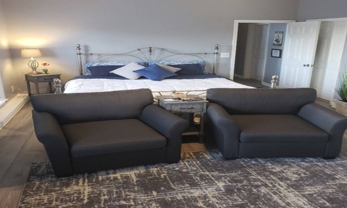 Bellevue Casa | Kings s size bed king The entrance through the front door Long term is availabl