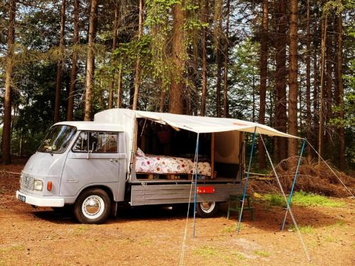 Kropswolde Otro | Kingsize Bed on Wheels en Tiny Red House