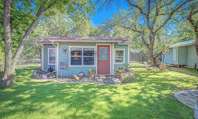 Kingsland Casa | Kingsland Duo – 2 Cottages in 1 w/ Lakeview!