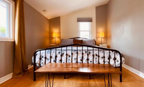 Inner Harbour Apartamento | KingstonStays The Neighbourhood, Expansive loft, free parking