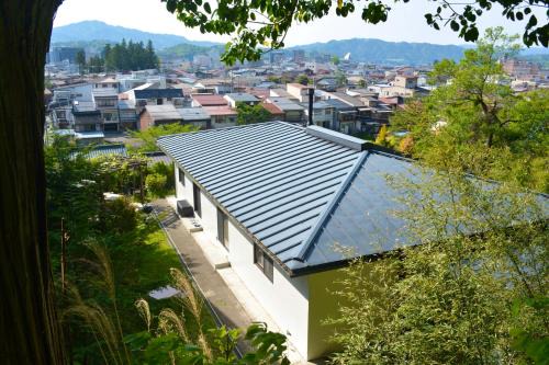 Hida Takayama Onsen Casa | KINONE - Peaceful Garden Stay with City Views and BBQ