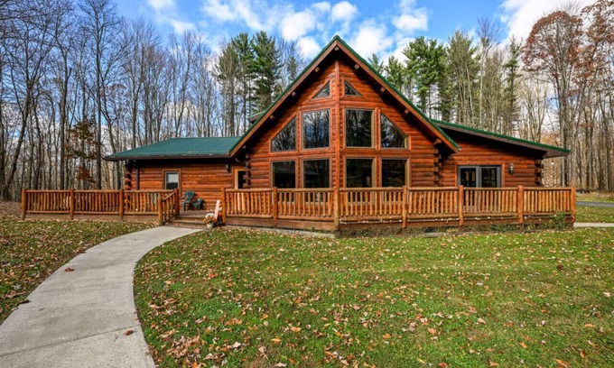 Kinsman Cabina | Kinsman Cabin in the woods on 60 acres w/Hot Tub