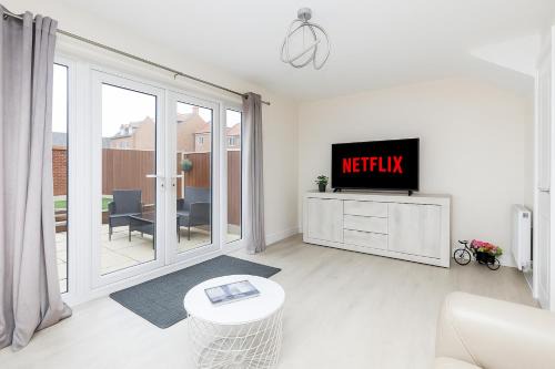 Stanley Casa | Kirkstall by Alt-Stay - 4 Bed Contractor, Corporate & Relocation Accommodation with 2x En Suites and King Beds plus Kitchen, Laundry, Parking, Workspaces, Smart TV and Fast Wi Fi - Long Stay Ready with Weekly and Monthly Rates