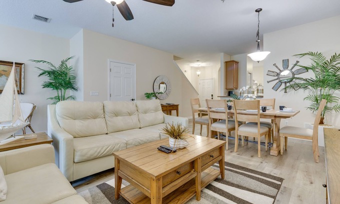 West Kissimmee Casa | Casa de pueblo central con acceso a la piscina ~ 10 minutos de Disney!