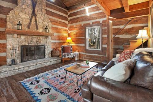 Indianapolis Casa | Kit’s Cabin Log Cabin Retreat in Indianapolis