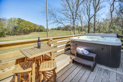 Sea Scape Apartamento | Kitty Hawk Apartment with Hot Tub - 1 Mi to Beach!