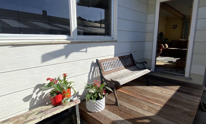 Picton Casa | Kiwi bach, pet friendly, comfy, quiet and central